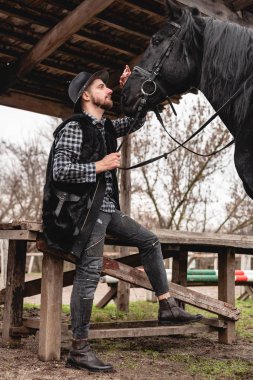 Siyah atlı şapkalı bir adamın portresi..