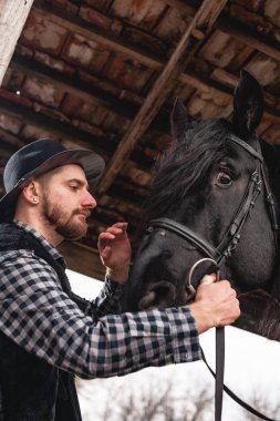 Siyah atlı şapkalı bir adamın portresi..
