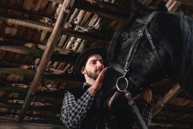 Siyah atlı şapkalı bir adamın portresi..