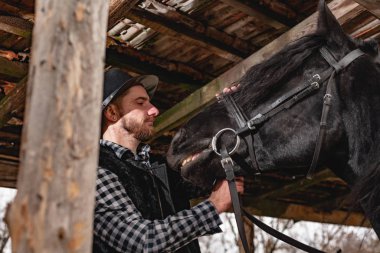 Siyah atlı şapkalı bir adamın portresi..
