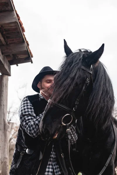 Retrato Tipo Con Sombrero Caballo Negro — Foto de Stock