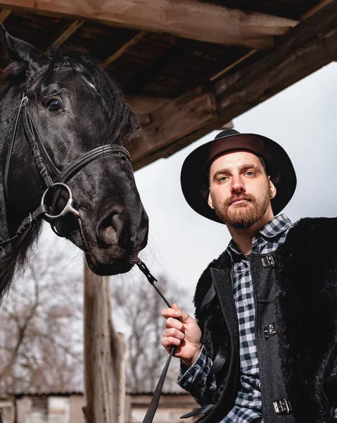 Porträtt Kille Hatt Med Svart Häst — Stockfoto