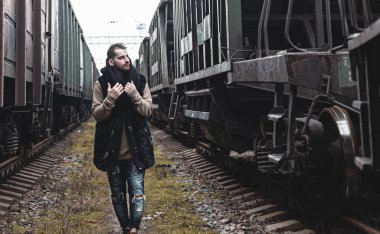 Trenlerin ortasında bir adamın portresi..