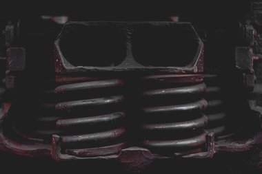 Eski, paslı tren yayları. Yakın plan fotoğraf..