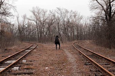 Demiryolunda koşuşturma ve koşuşturmadan çıkan bir adam. Stok fotoğrafı.