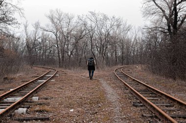 Demiryolunda koşuşturma ve koşuşturmadan çıkan bir adam. Stok fotoğrafı.