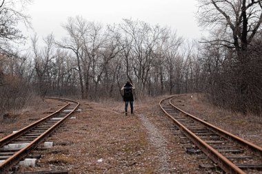 Demiryolunda koşuşturma ve koşuşturmadan çıkan bir adam. Stok fotoğrafı.