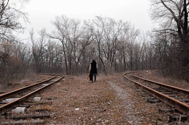 Demiryolunda koşuşturma ve koşuşturmadan çıkan bir adam. Stok fotoğrafı.