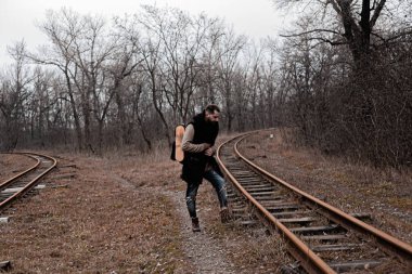 Demiryolunda koşuşturma ve koşuşturmadan çıkan bir adam. Stok fotoğrafı.