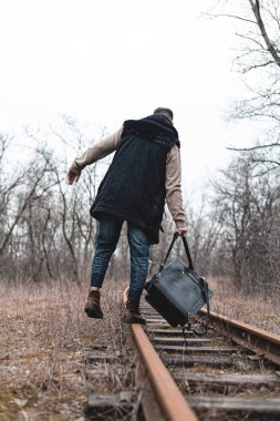 Demiryolunda koşuşturma ve koşuşturmadan çıkan bir adam. Stok fotoğrafı.