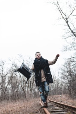 Demiryolunda koşuşturma ve koşuşturmadan çıkan bir adam. Stok fotoğrafı.