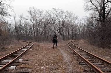 Demiryolunda koşuşturma ve koşuşturmadan çıkan bir adam. Stok fotoğrafı.