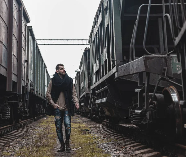 Portret Van Een Man Het Midden Van Treinen — Stockfoto
