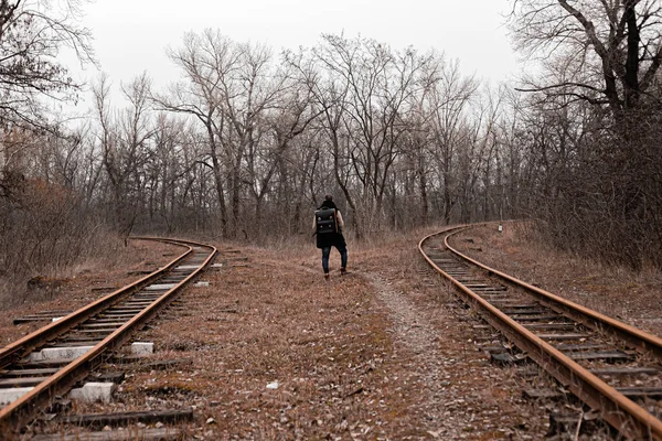 Чоловік Залізниці Йде Подорож Від Суєти Стокова Фотографія — стокове фото