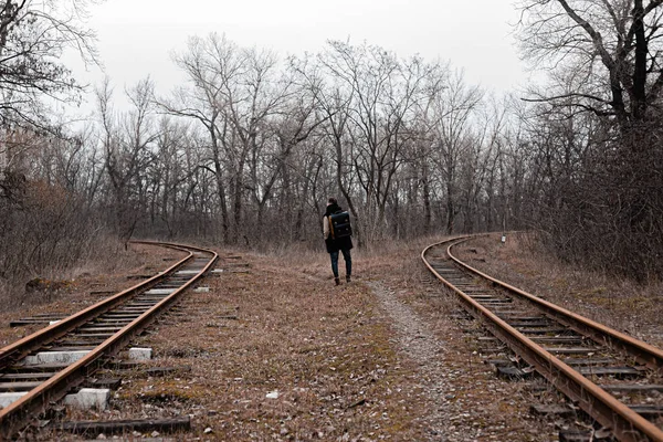Demiryolunda Koşuşturma Koşuşturmadan Çıkan Bir Adam Stok Fotoğrafı — Stok fotoğraf