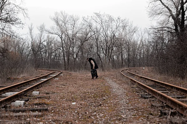 Homem Nos Degraus Ferroviários Uma Viagem Agitação Foto Stock — Fotografia de Stock