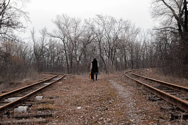 Een Man Het Spoor Stapt Een Reis Van Drukte Drukte — Stockfoto