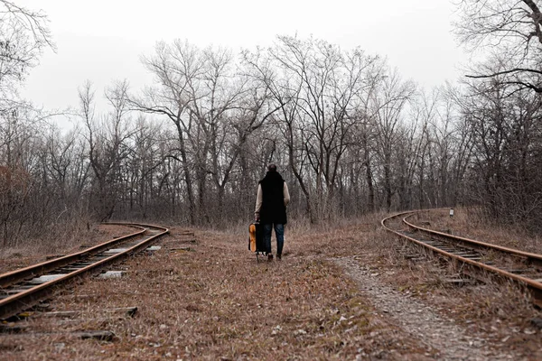 Demiryolunda Koşuşturma Koşuşturmadan Çıkan Bir Adam Stok Fotoğrafı — Stok fotoğraf