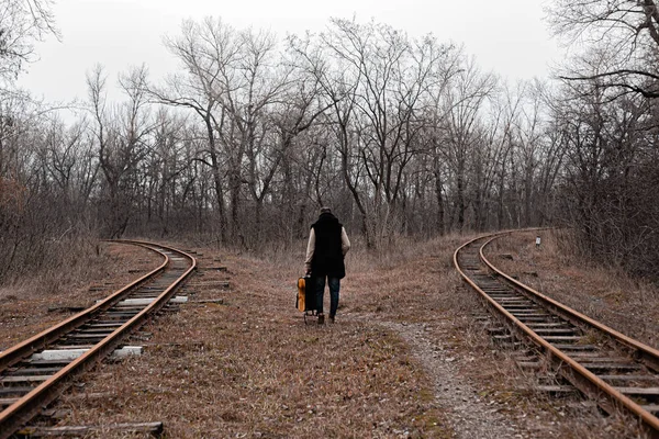 Een Man Het Spoor Stapt Een Reis Van Drukte Drukte — Stockfoto