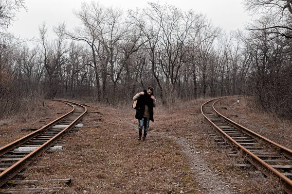 Чоловік Залізниці Йде Подорож Від Суєти Стокова Фотографія — стокове фото