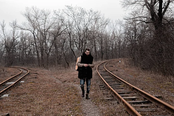 Een Man Het Spoor Stapt Een Reis Van Drukte Drukte — Stockfoto