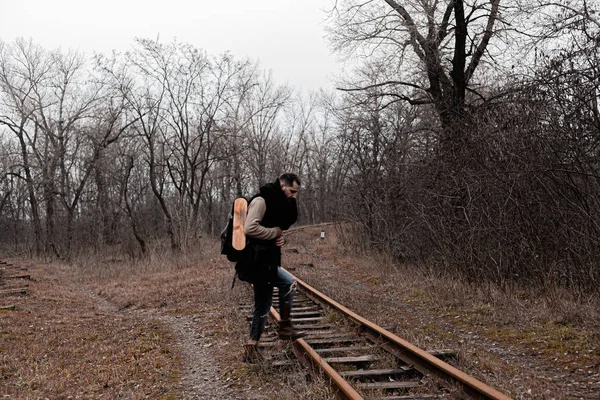 喧騒からの旅の途中で鉄道の上の男 ストックフォト — ストック写真