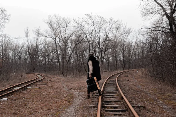 Ένας Άντρας Στο Σιδηρόδρομο Κάνει Ένα Ταξίδι Από Την Κίνηση — Φωτογραφία Αρχείου