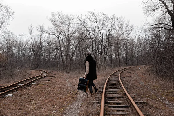 Homem Nos Degraus Ferroviários Uma Viagem Agitação Foto Stock — Fotografia de Stock