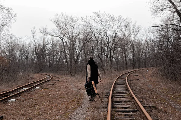 Homem Nos Degraus Ferroviários Uma Viagem Agitação Foto Stock — Fotografia de Stock