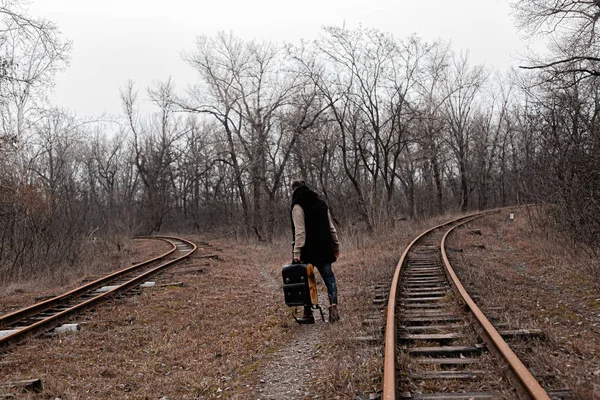 Ένας Άντρας Στο Σιδηρόδρομο Κάνει Ένα Ταξίδι Από Την Κίνηση — Φωτογραφία Αρχείου