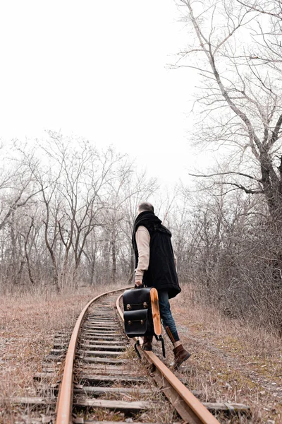 喧騒からの旅の途中で鉄道の上の男 ストックフォト — ストック写真