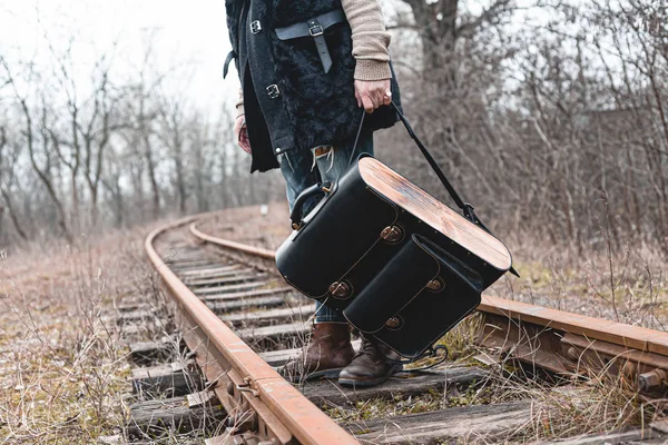 Demiryolunda Süet Sonbahar Botları Giyen Bir Adam Yürüyüş Seyahat Pratik — Stok fotoğraf