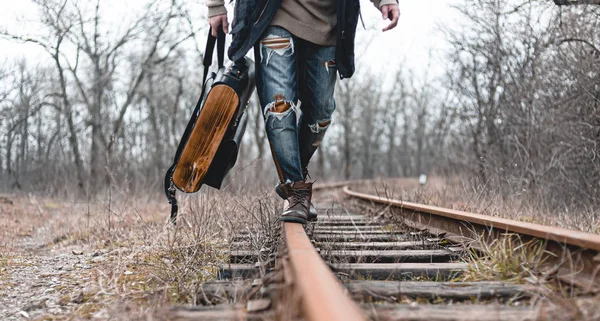 鉄道の上にスエードの秋のブーツを着た男 ハイキング 旅行の実用的な服 靴の概念 — ストック写真