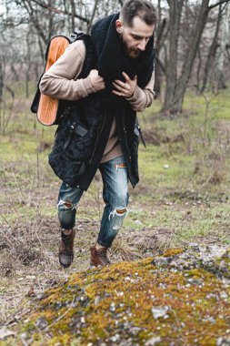 Yürüyüş ayakkabısı giymiş rahat bir adam. Botların yakın plan fotoğrafı..