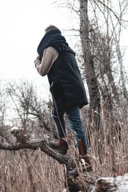 Yürüyüş ayakkabısı giymiş rahat bir adam. Botların yakın plan fotoğrafı..