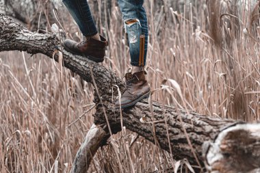 Yürüyüş ayakkabısı giymiş rahat bir adam. Botların yakın plan fotoğrafı..