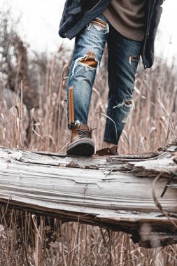Yürüyüş ayakkabısı giymiş rahat bir adam. Botların yakın plan fotoğrafı..