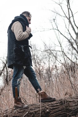 Yürüyüş ayakkabısı giymiş rahat bir adam. Botların yakın plan fotoğrafı..