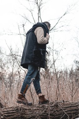Yürüyüş ayakkabısı giymiş rahat bir adam. Botların yakın plan fotoğrafı..