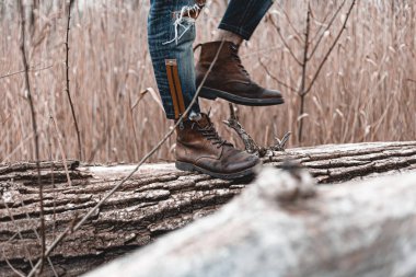 Yürüyüş ayakkabısı giymiş rahat bir adam. Botların yakın plan fotoğrafı..