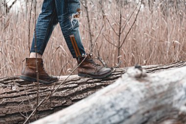 Yürüyüş ayakkabısı giymiş rahat bir adam. Botların yakın plan fotoğrafı..
