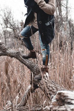 Yürüyüş ayakkabısı giymiş rahat bir adam. Botların yakın plan fotoğrafı..