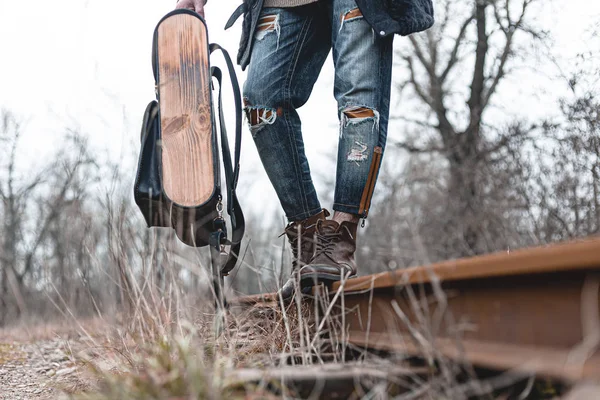 Tipo Con Botas Gamuza Otoño Ferrocarril Concepto Senderismo Viajes Ropa —  Fotos de Stock