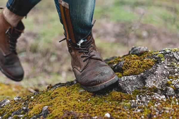 穿着舒适的远足靴远足的家伙 Boots Close Stock Photo — 图库照片