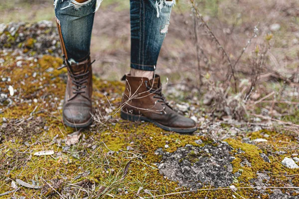 Typen Die Bequemen Wanderschuhen Wandern Stiefel Großaufnahme Archivbild — Stockfoto