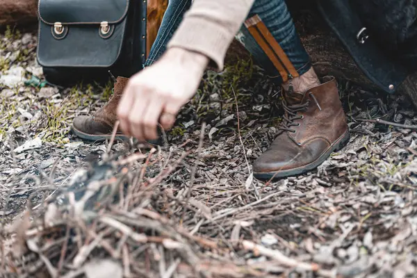 Una Foto Hombre Naturaleza Sentado Junto Pequeño Fuego Calentándose — Foto de Stock