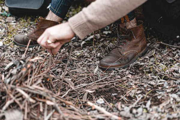 Una Foto Hombre Naturaleza Sentado Junto Pequeño Fuego Calentándose — Foto de Stock