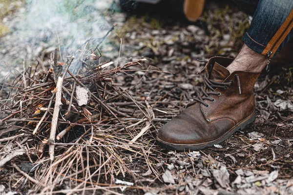 Una Foto Hombre Naturaleza Sentado Junto Pequeño Fuego Calentándose — Foto de Stock