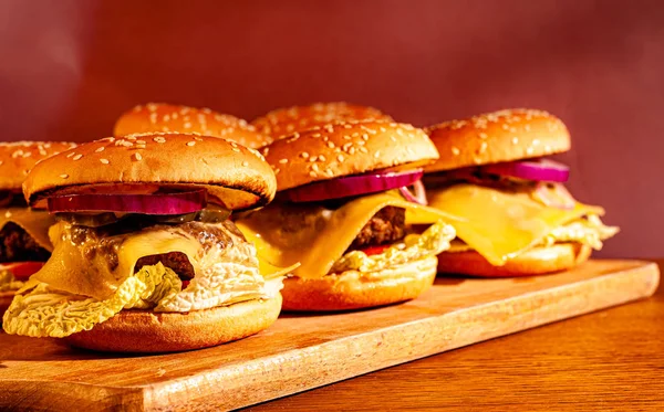 Hamburguesas Una Bandeja Madera Con Lugar Para Titular Foto Stock —  Fotos de Stock