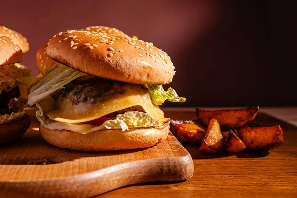 Burgery Dřevěné Desce Bramborami Chutná Jako Rychlé Občerstvení Místo Pro — Stock fotografie